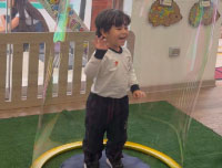 show-infantil-en-el-nido-con-burbujas-gigantes